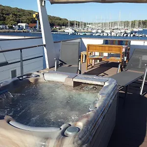 Hausboot - Floating House Water Lily Botel